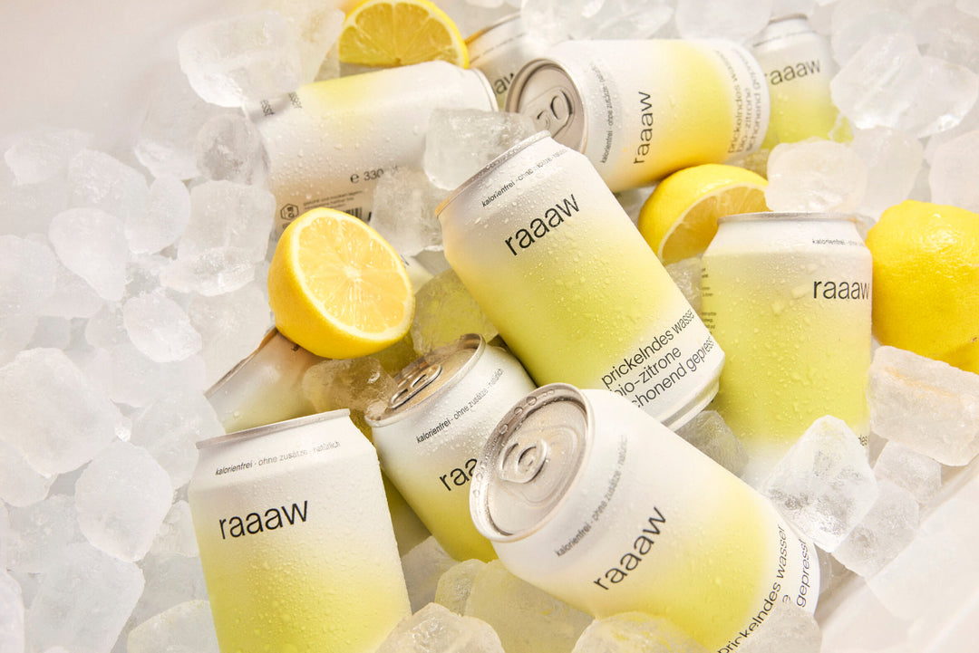 Prickelndes Wasser mit Bio-Zitrone