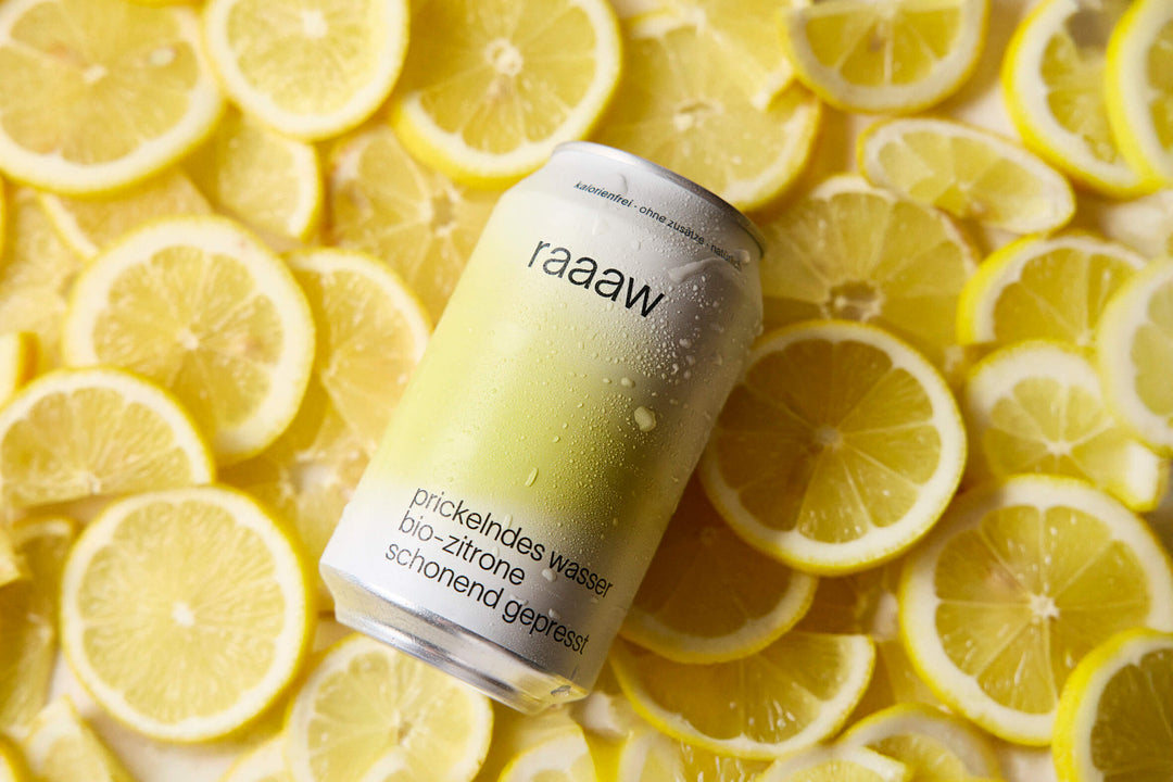 Prickelndes Wasser mit Bio-Zitrone